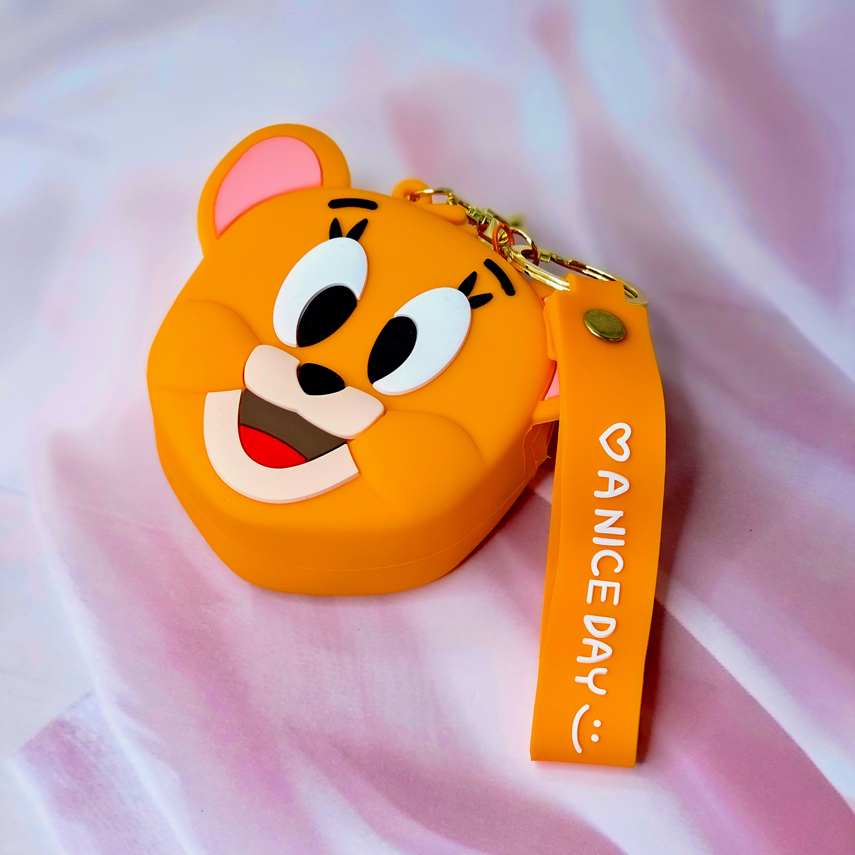 Tom cartoon character silicone coin purse with keychain strap, a playful and compact accessory for children and collectors. Great for organizing small change or keys, adding a touch of fun to everyday essentials. www.usmile.com